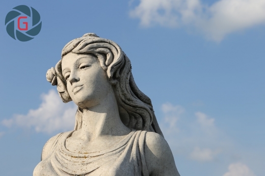 Женщина статуя